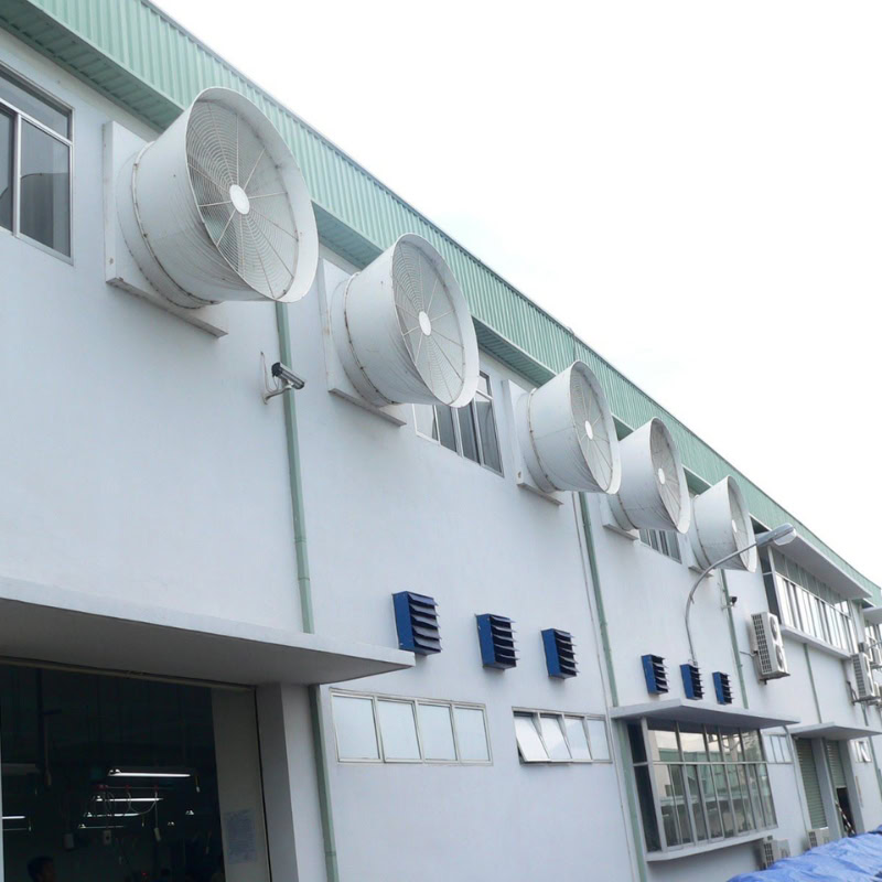 Thông gió nhân tạo sử dụng các thiết bị cơ khí chủ động hút không khí nóng ra ngoài và đưa không khí mát từ bên ngoài vào