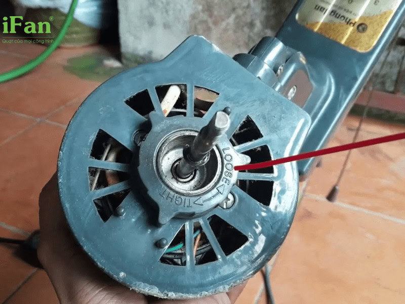 Những nguyên nhân phổ biến gây ra hiện tượng quạt bị kẹt trục bao gồm khô dầu, bụi bẩn và mòn trục bạc